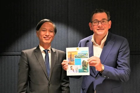 Посол Вьетнама в Австралии Нгуен Тат Тхань (слева) и премьер-министр Дэниел Эндрюс (Фото: ВИА)