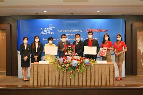 Представитель Thai Vietjet и руководители ТАТ совместно подписали соглашение о стратегическом сотрудничестве в целях содействия восстановлению туризма (фото: Vietjet)