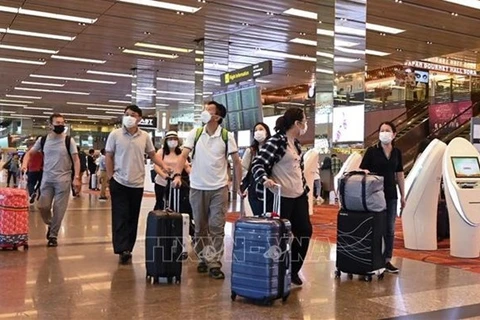 Пассажиры в международном аэропорту Чанги в Сингапуре (Фото: ВИА) 