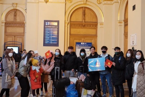 На будапештском вокзале их встретили представители посольства Вьетнама в Венгрии и Ассоциации вьетнамских студентов. (Фото: dantri.com.vn)