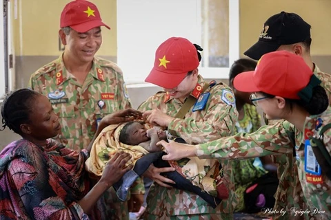 Вьетнамские врачи-«голубые береты» помогают повысить осведомленность женщин Южного Судана о медицинском обслуживании. (Фото: полевой госпиталь № 3 уровня 2)