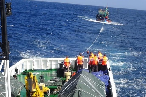 Рыбацкую лодку буксируют в море (Фото: ВИА)