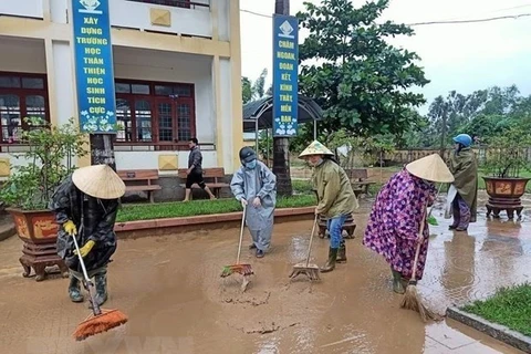 Женщины помогают преодолевать последствия наводнения (Фото: ВИА)