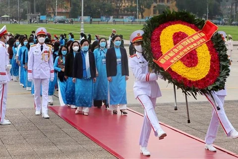 Делегаты возложили венки и вошли в Мавзолей, чтобы почтить память президента Хо Ши Мина. (Фото: ВИА)