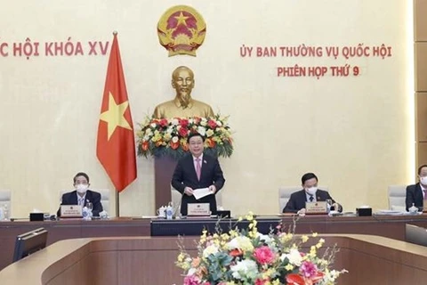 Председатель НС Выонг Динь Хюэ (стоит) выступает на 9-м заседании Постоянного комитета НС 10 марта. (Фото: ВИА)