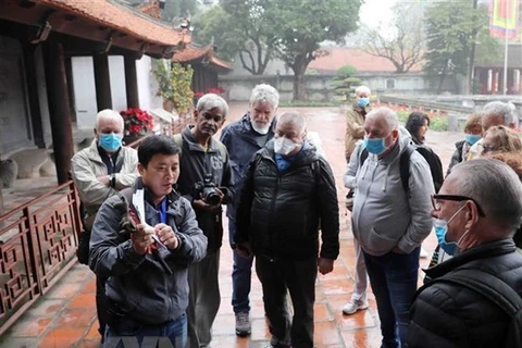 Иностранные гости в Храме литературы в Ханое. (Фото: ВИА)