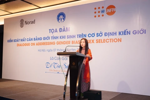 Г-жа Наоми Китахара, представитель ЮНФПА во Вьетнаме, выступает на семинаре по борьбе с гендерным дисбалансом при рождении на основе гендерных стереотипов 7 марта 2022 г. (Источник: ЮНФПА Вьетнам)