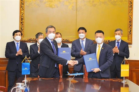 Данг Нгок Хоа, председатель VNA, и Данг Минь Чыонг, председатель совета директоров SGR, подписали соглашение. (Фото: ВИА)