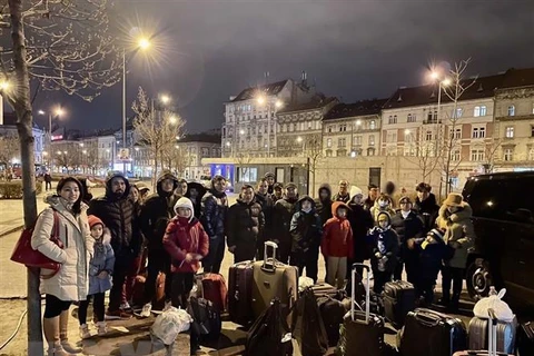 Посольства и сообщества в Венгрии встречают соотечественников, эвакуированных из Украины. (Фото: опубликует ВИА)