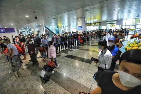 Вьетнамцы из Украины прибывают в Ханой после долгого перелета (Фото: ВИА) 