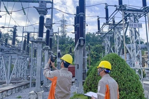 Работники EVNNPC проверяют работу трансформаторной подстанции. (Фото: ВИА) 