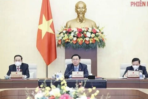 Председатель НС Выонг Динь Хюэ (в центре) на заседании (Фото: ВИА)