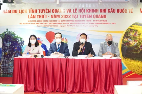 Вице-председатель Vietjet Нгуен Тхань Шон (второй справа) рассказывает участникам конференции о сотрудничестве Vietjet с Международным фестивалем воздушных шаров и Годом туризма Tуенкуанг 2022 г.
