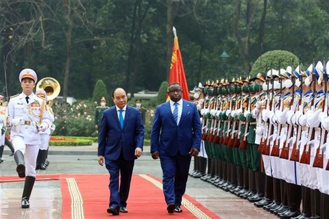 Президент государства Нгуен Суан Фук (слева) и президент Республики Сьерра-Леоне Джулиус Маада Био проводят смотр почетного караула Вьетнамской народной армии. (Фото: ВИА)