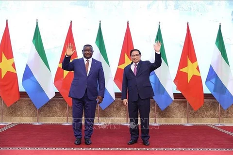 Премьер-министр Фам Минь Тьинь (справа) и президент Сьерра-Леоне Джулиус Маада Био. (Фото: ВИА)