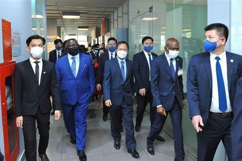 Президент Сьерра-Леоне Джулиус Маада Био (второй слева во втором ряду) посещает университет FPT. (Фото: ВИА)