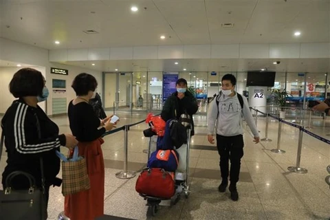 Третий рейс, доставивший домой вьетнамцев, бегущих из Украины, успешно приземлился в международном аэропорту Нойбай в Ханое утром 17 марта. (Фото: ВИА)