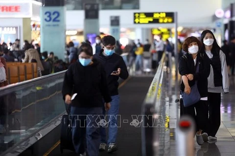 Международные туристы входят в аэропорт Нойбай. (Фото: ВИА)