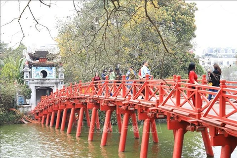 Мост Тхехук на озере Хоанкием в центре Ханоя. (Фото: ВИА)