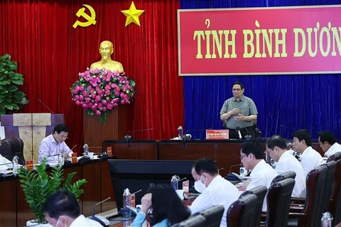 Премьер-министр Фам Минь Тьинь выступает с заключительном словом на рабочей встрече. (Фото: ВИА) 