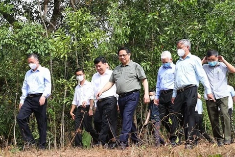 Премьер-министр Фам Минь Тьинь совершает поездку в провинцию Биньфыок (Фото: ВИА)