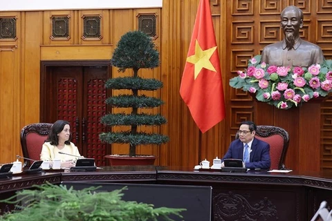 Премьер-министр Фам Минь Тьинь (справа) встречается с региональным вице-президентом ВБ по Восточной Азии и Тихоокеанскому региону Мануэлой В. Ферро в Ханое 21 марта. (Фото: ВИА) 