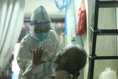 Медицинский работник берет образец для тестирования на COVID-19. (Фото: ВИА)