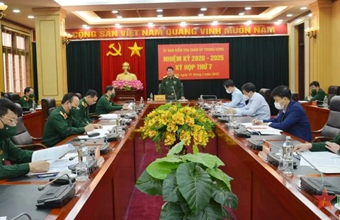 Генерал Лыонг Кыонг (стоит), председатель инспекционного комитета Центральной военной комиссии, выступает на заседании в Ханое 21 марта. (Фото: qdnd.vn)