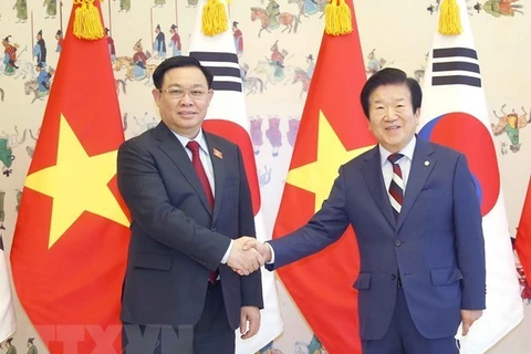 Председатель Национального собрания Вьетнама Выонг Динь Хюэ (слева) и Спикер Национального собрания Республики Корея (РК) Пак Бён Сеуг. (Фото: ВИА)