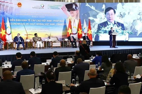 На форуме выступает постоянный вице-премьер Фам Бинь Минь. (Фото: Ан Данг/ВИА)
