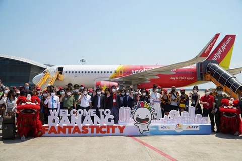 Пассажиров встречают в аэропорту Дананга (Фото: Vietjet)
