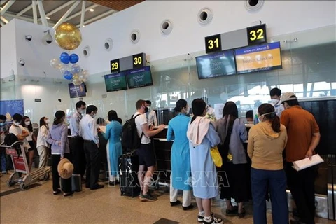 Пассажиры первого рейса из Дананга в Сингапур перед вылетом из Дананга (Фото: ВИА) 
