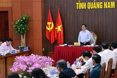 Премьер-министр Фам Минь Тьинь выступает на заседании Постоянного бюро провинциального комитета партии Куангнам 27 марта. (Фото: ВИА)