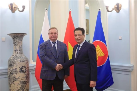 Посол Данг Минь Кхой с Сергеем Степашиным - председателем Ассоциации юристов Российской Федерации. (Фото: ВИА)