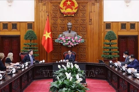 Премьер-министр Фам Минь Тьинь принял новоназначенного посла США Марка Эванса Кнаппера в Ханое 30 марта. (Фото: ВИА)