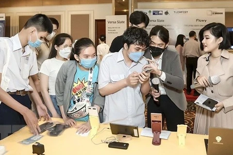 Слепые люди знакомятся с технологиями на Techfest 2022 (Фото: ВИА) 