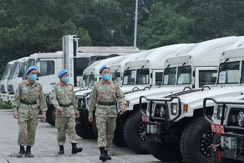 Военнослужащие Военно-инженерного отряда № 1 осматривают автомобили перед отъездом в ЮНИСФА. (Фото: ВИА)