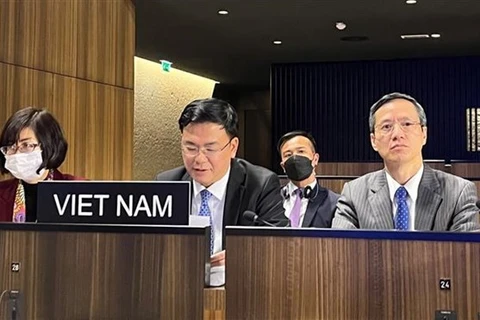 Заместитель министра иностранных дел Фам Куанг Хьеу (в центре) выступает на 214-й сессии Исполнительного совета ЮНЕСКО (Фото: ВИА) 