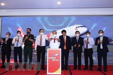 Президент государства Нгуен Суан Фук (в центре) и другие делегаты отмечают возобновление воздушных маршрутов Vietjet в город Кантхо 6 апреля. (Фото: ВИА) 