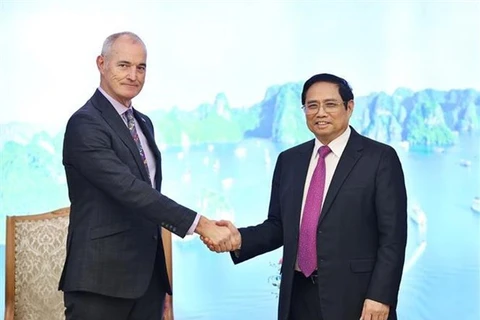 Премьер-министр Фам Минь Тьинь (справа) обменивается рукопожатием с президентом Университета RMIT профессором Алеком Кэмероном (Фото: ВИА)