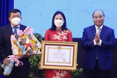 Президент штата Нгуен Суан Фук наградил уезд Кучи орденом Труда третьей степени. (Фото: ВИА)
