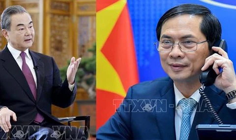 Министр иностранных дел Буй Тхань Шон (справа) ведет телефонные переговоры со своим китайским коллегой Ван И 14 апреля (Фото: ВИА) 
