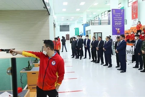 Премьер-министр Фам Минь Тьинь инспектирует тренировку по стрельбе в Национальном центре спортивной подготовки. (Фото: ВИА)