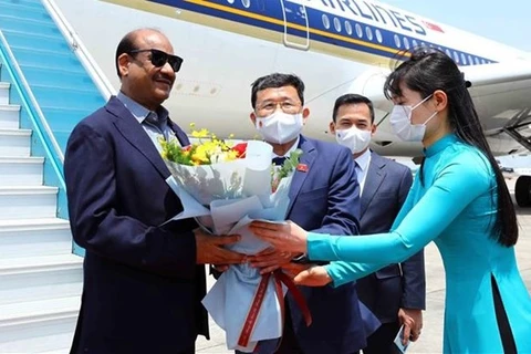 Спикер индийского Лок Сабха Ом Бирла и сопровождающие его лица прибывают в Ханой в полдень 19 апреля. (Фото: ВИА) 