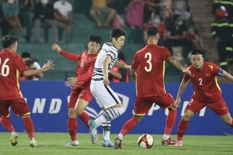 Корейский игрок один в окружении вьетнамских игроков. (Фото: ВИА)
