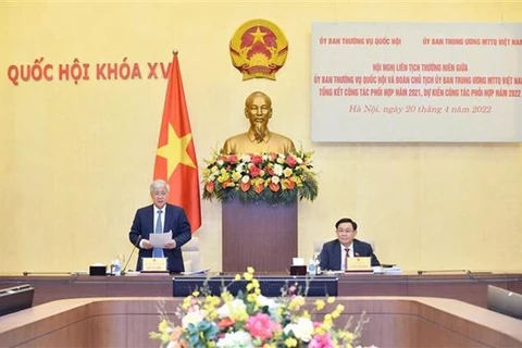 Председатель ЦК ОФВ До Ван Чиен (стоит) выступает на встрече 20 апреля. (Фото: ВИА) 