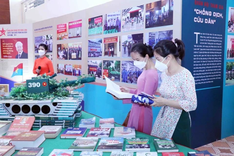 Посетители выставки в Музее операции им. Хо Ши Мина в Хошимине. (Фото: ВИА)