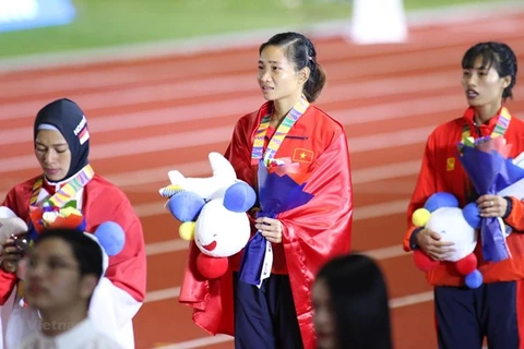 Ожидается, что Нгуен Тхи Оань (в центре), завоевавшая тройное золото на 30-х Играх Юго-Восточной Азии, принесет домой первую золотую медаль национальной сборной по легкой атлетике в финальном забеге на 1.500 метров среди женщин, который состоится 14 мая. 