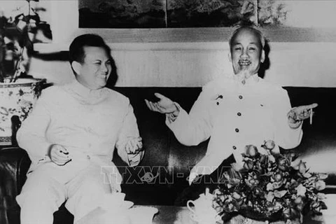 Президент Хо Ши Мин (справа) принимает главу делегации ЛНРП Кейсона Фомвихана (архивное фото: ВИА)