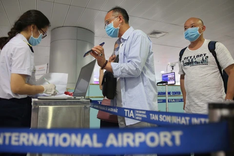 При въезде в страну пассажиры оформляют электронную медицинскую декларацию. (Фото: ВИА)